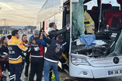 KÜTAHYA'DA YOLCU OTOBÜSÜ TIRA ÇARPTI: 14 YARALI