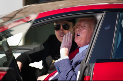 TRUMP, BEYAZ SARAY'DA TESLA REKLAMI YAPTI