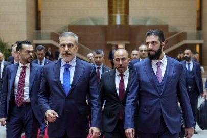 SURİYE CUMHURBAŞKANI AHMED ŞARA TÜRK HEYETİNİ KAPIYA KADAR UĞURLADI