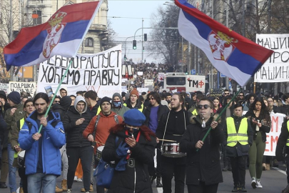 SIRBİSTAN’DA TREN KAZASI SONRASI PROTESTOLAR BÜYÜYOR