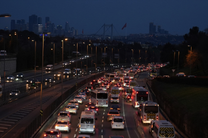 İSTANBUL'DA HAFTANIN İLK GÜNÜ TRAFİK YOĞUNLUĞU