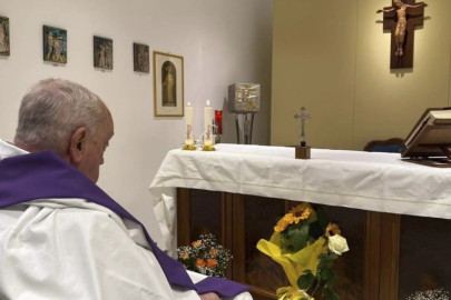 PAPA FRANCIS HASTANEDE İLK KEZ GÖRÜNTÜLENDİ