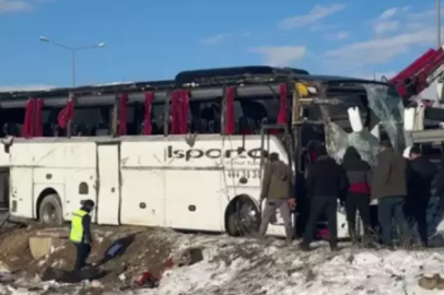 AFYONKARAHİSAR'DA YOLCU OTOBÜSÜ ŞARAMPOLE DEVRİLDİ