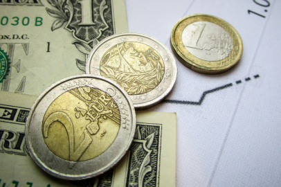 DOLAR VE EURODA DALGALANMA SÜRÜYOR