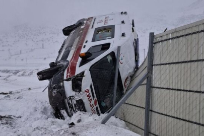 KAHRAMANMARAŞ’TA AMBULANS DEVRİLDİ: 3 SAĞLIK PERSONELİ YARALANDI