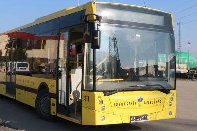 BURSA'DA HALK OTOBÜSÜ AYDINLATMA DİREĞİNE ÇARPTI