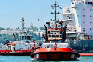 İSTANBUL’DA DÖKME YÜK GEMİSİ KARAYA OTURDU