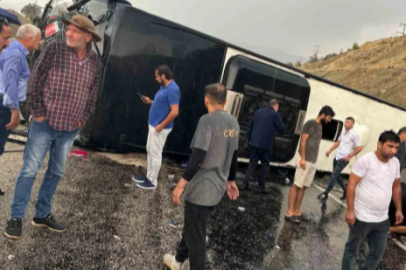 ANTALYA’DA YOLCU OTOBÜSÜ KAZA YAPTI: 6 YARALI